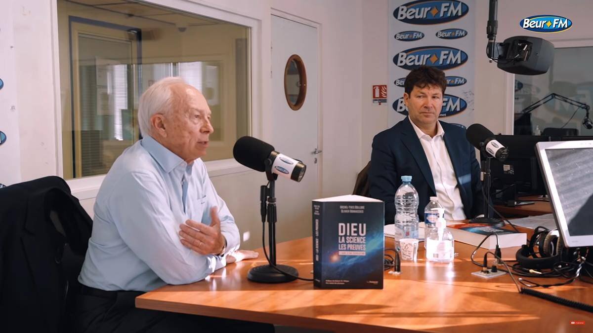 Michel-Yves Bolloré (a la izquierda de la foto) y Olivier Bonnassies durante una de las numerosas entrevistas a las que ha dado lugar su libro, que puede verse en primer término: 'Dios, la ciencia, las pruebas'.