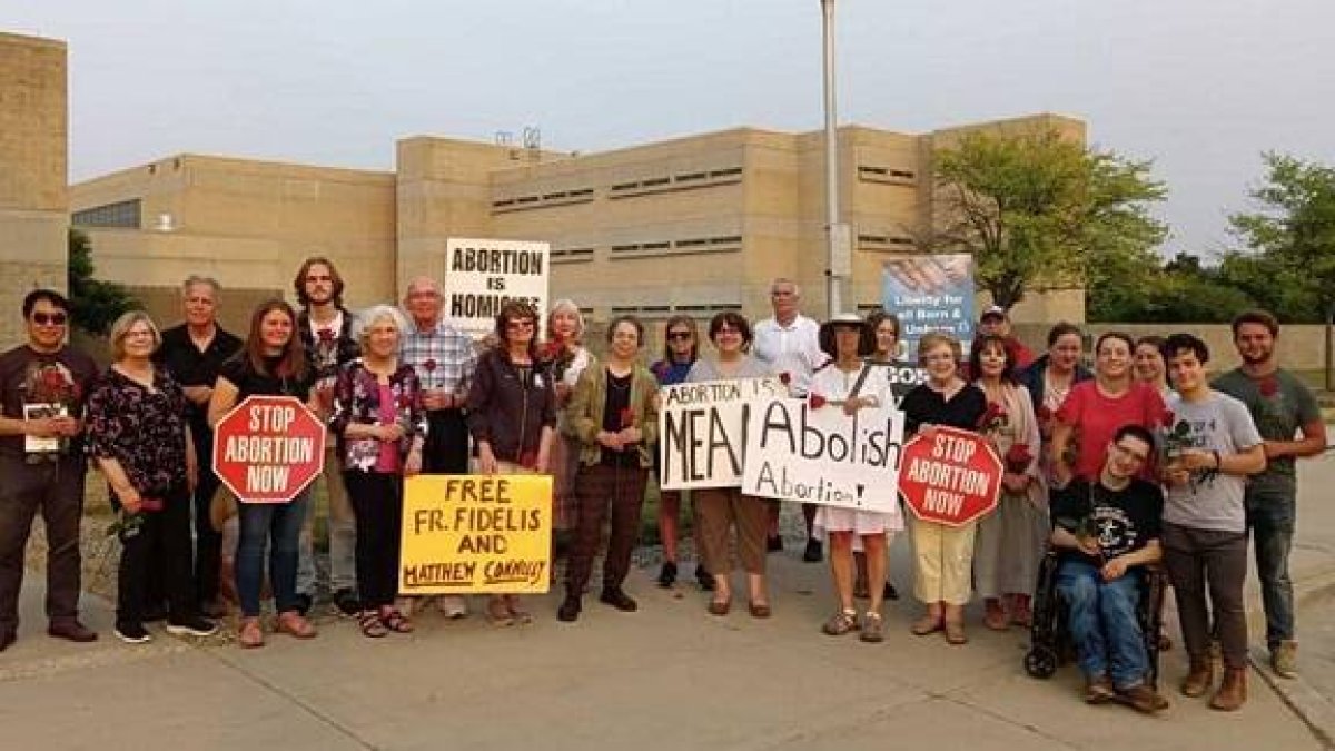 Activistas provida de Red Rose Rescue piden la libertad de fray Fidelis en la cárcel del condado de Oakland