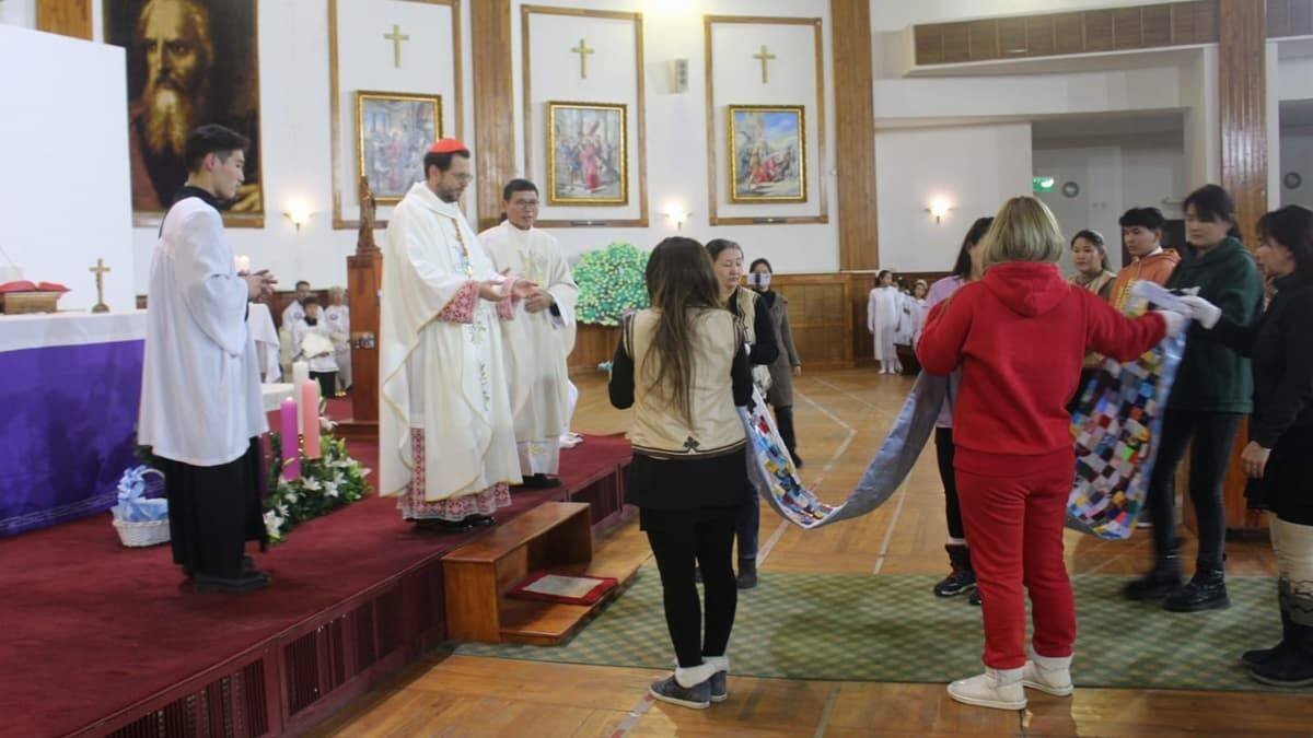 El manto confeccionado con telas enviadas por todos los católicos de Mongolia fue entregado a la Virgen en la festividad de la Inmaculada Concepción.