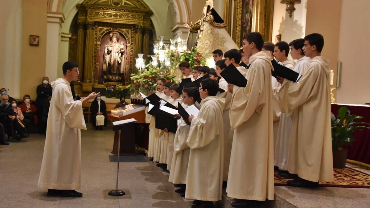La Escolanía del Valle de los Caídos, en uno de sus conciertos, en este caso dirigida por uno de sus alumnos.
