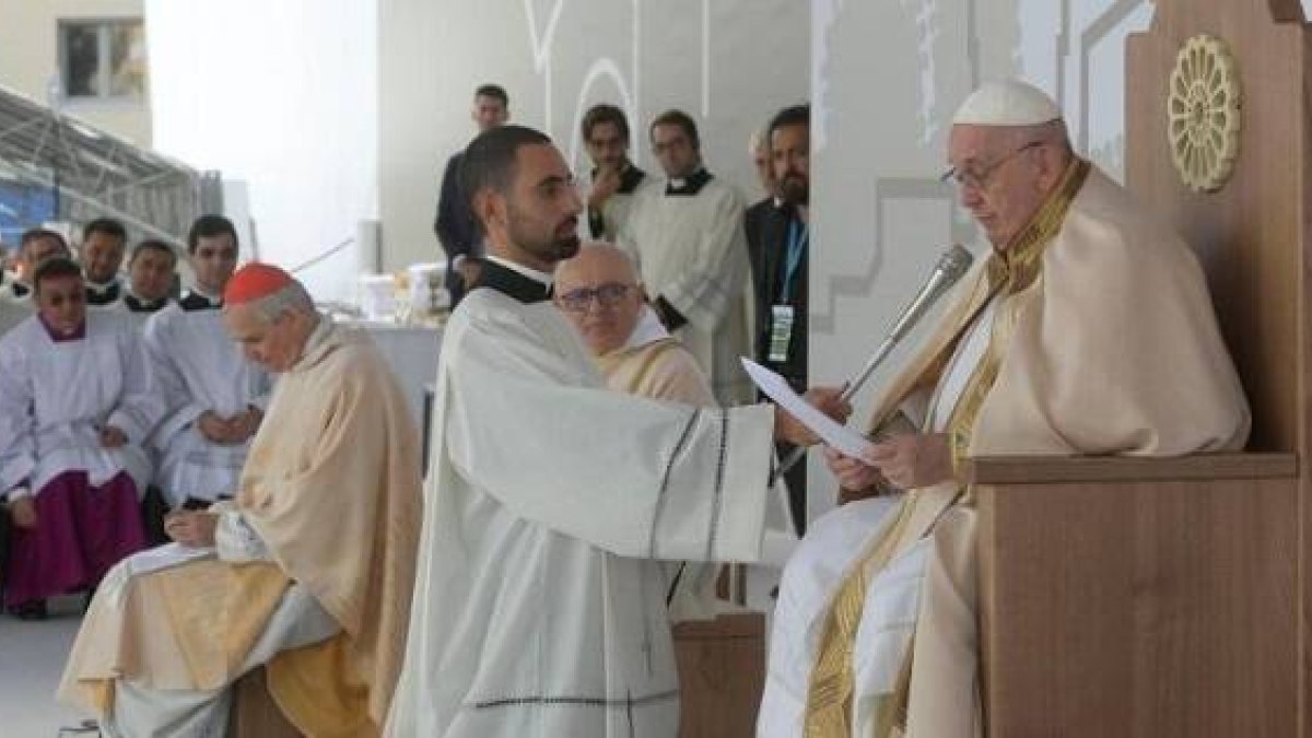 Francisco preside la misa de clausura del Congreso Eucarístico en la ciudad italiana de Matera
