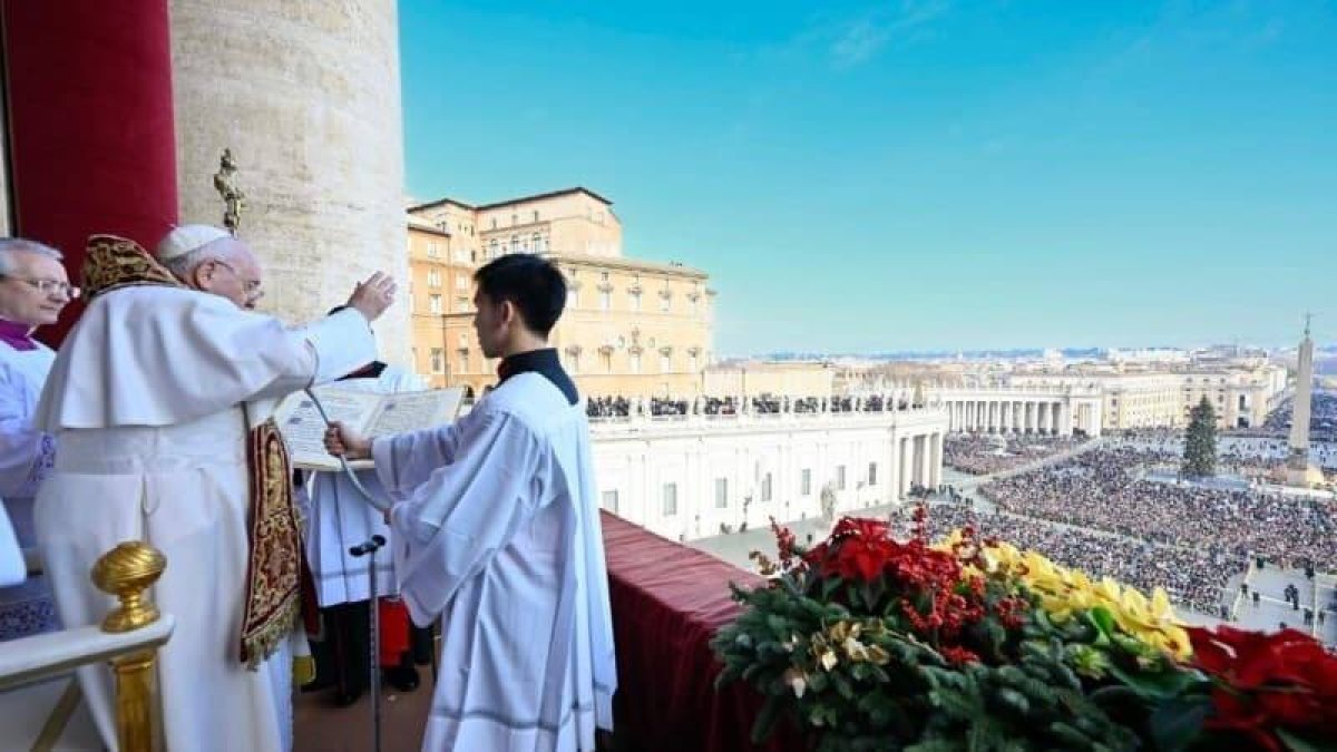 El Papa imparte la bendición Urbi et Orbi desde el balcón de San Pedro solamente dos días al año, en Navidad y en Pascua de Resurrección. Foto: Vatican Media.