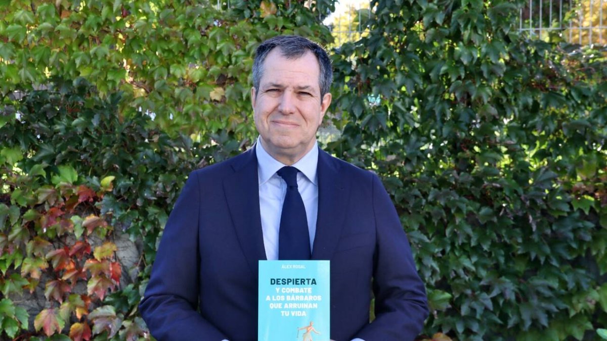 'Despierta y combate a los bárbaros que arruinan tu vida' (LibrosLibres): el libro de Álex Rosal es un diagnóstico de situación y un manual de resistencia frente a la barbarie globalista que busca destruir la civilización.