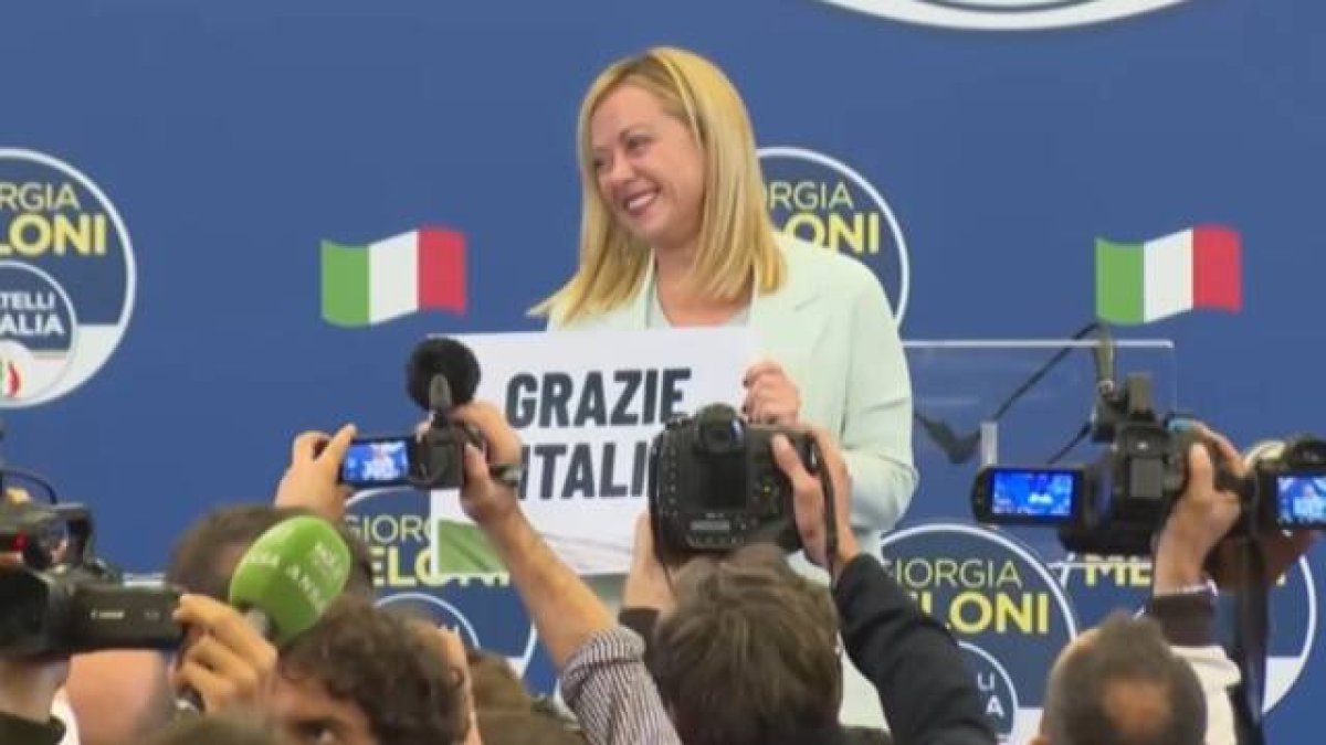 Tras su victoria en las elecciones italianas deeste domingo, Giorgia Meloni se perfila como primera candidata a Primera Ministra del país con el apoyo de Salvini y Berlusconi: así es como piensa la dirigente de Fratelli d'Italia.