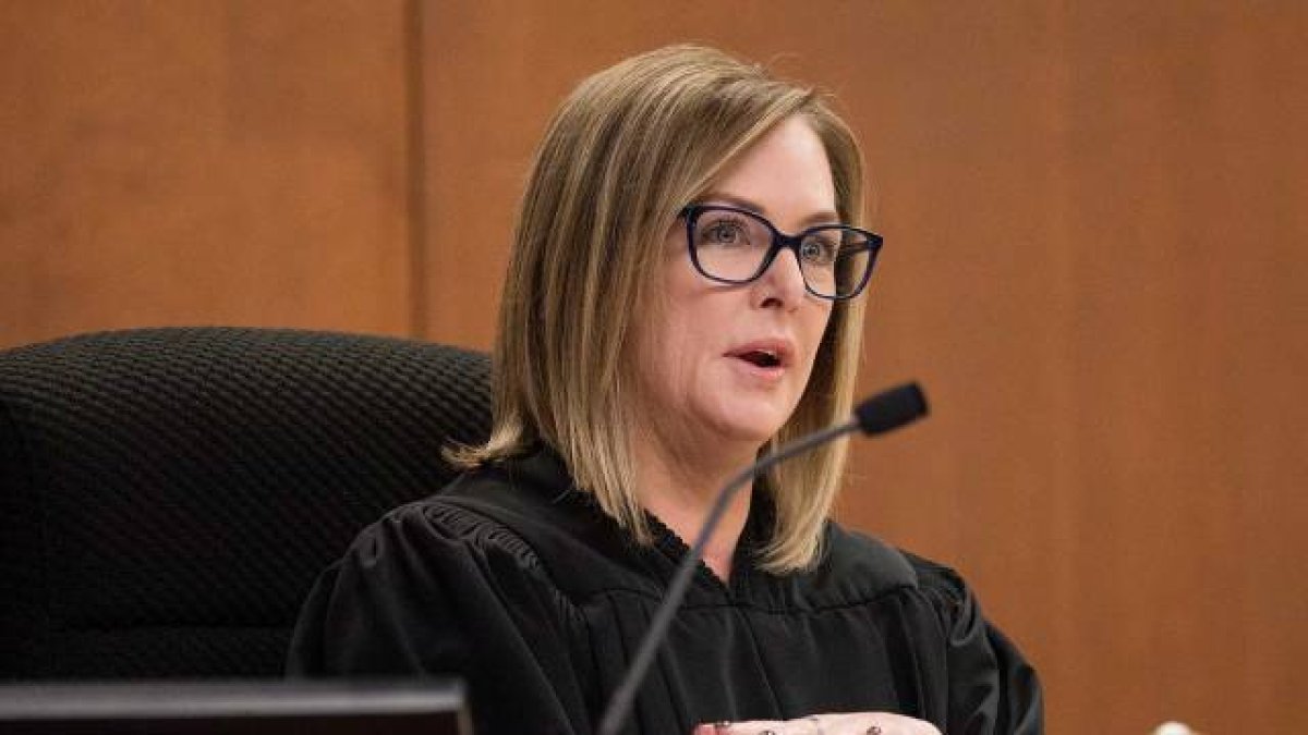 La jueza del condado de Pima Kellie Johnson ha restringido el aborto casi en su totalidad: quienes colaboren o lo realicen podrían cumplir de dos a cinco años de prisión.