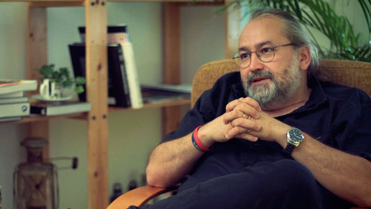 Jordi Cabanes es historiador y tiene ocho hijos -seis biológicos y dos acogidos. Desde hace casi dos décadas comparte su vida con otras ocho familias en un pueblecito de Cataluña, acogiendo junto a su mujer a todo el que lo necesita.