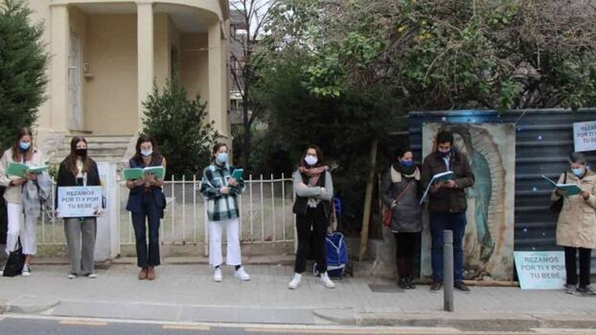 Voluntarios de 40 Días por la Vida rezan ante una clínica abortista española - no se acercan ni hablan con los que entran