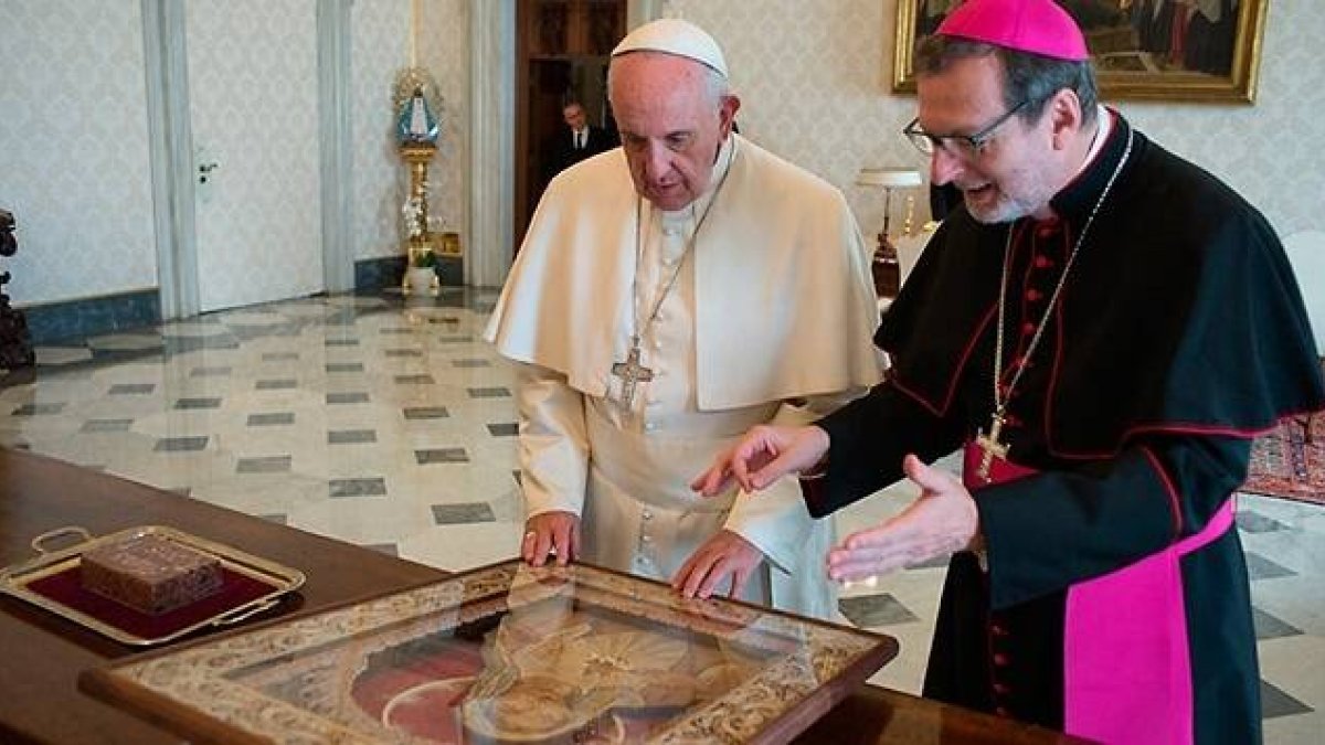 Claudio Gugerotti en 2015, cuando era Nuncio en Bielorrusia, con el Papa Francisco