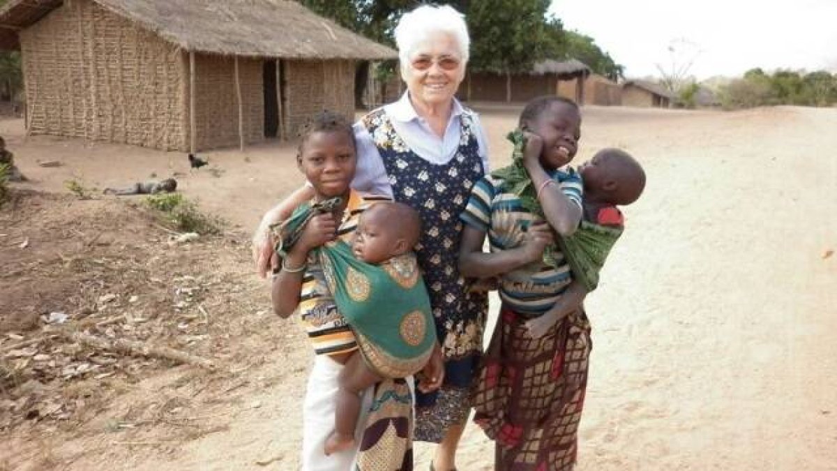 La religiosa y misionera comboniana Ángeles López en la misión de Chipene (Mozambique), sobrevivió al ataque de un grupo de islamistas que asoló la misión y se llevó la vida de su compañera María de Coppi.