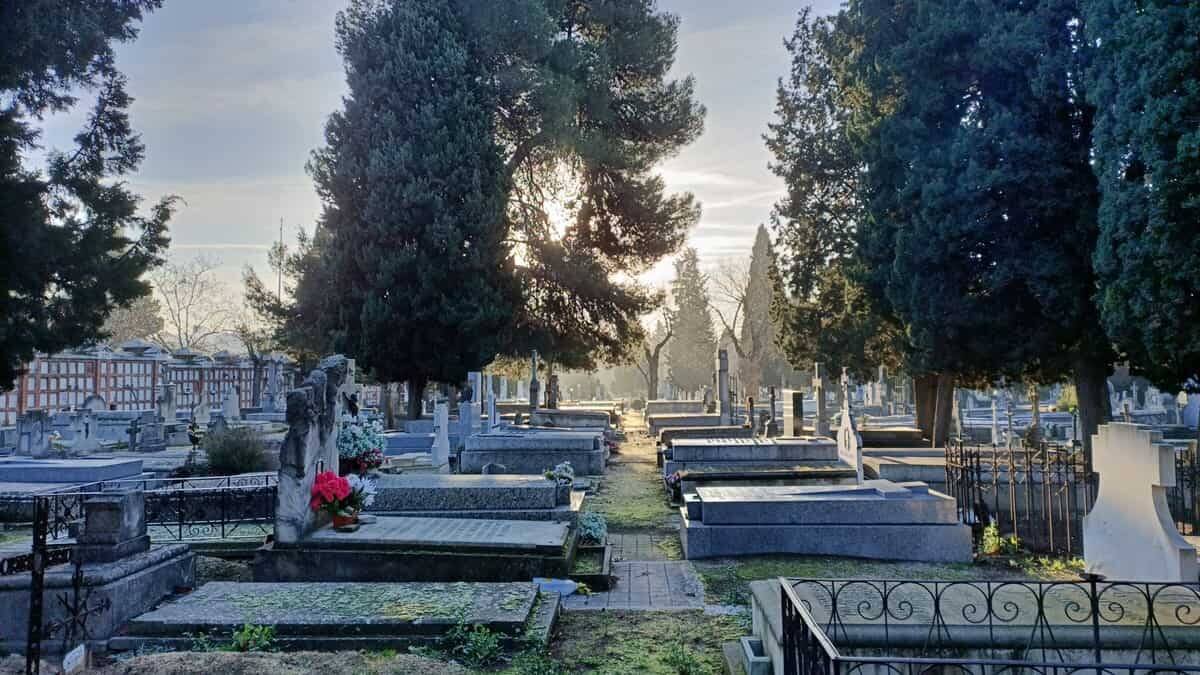 Noviembre es el mes en el que recordamos a nuestros difuntos: sus palabras, la nostalgia de su compañía, la oración por su felicidad eterna. Ninguna celebración impostada, artificiosa y ridícula debe alejarnos de esa memoria. Foto: Ignacio / Cathopic.com