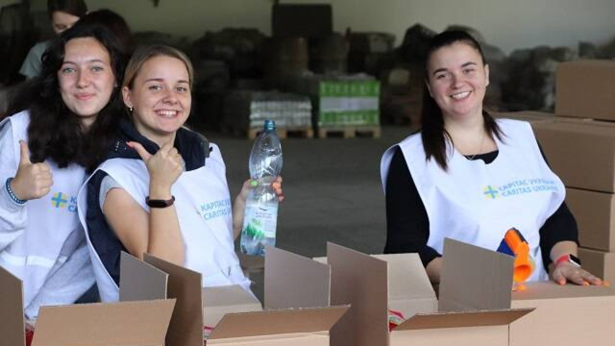 Jóvenes voluntarias en Cáritas Ucrania, la Cáritas grecocatólica... con la guerra, más de 5.000 personas se presentaron a ayudar