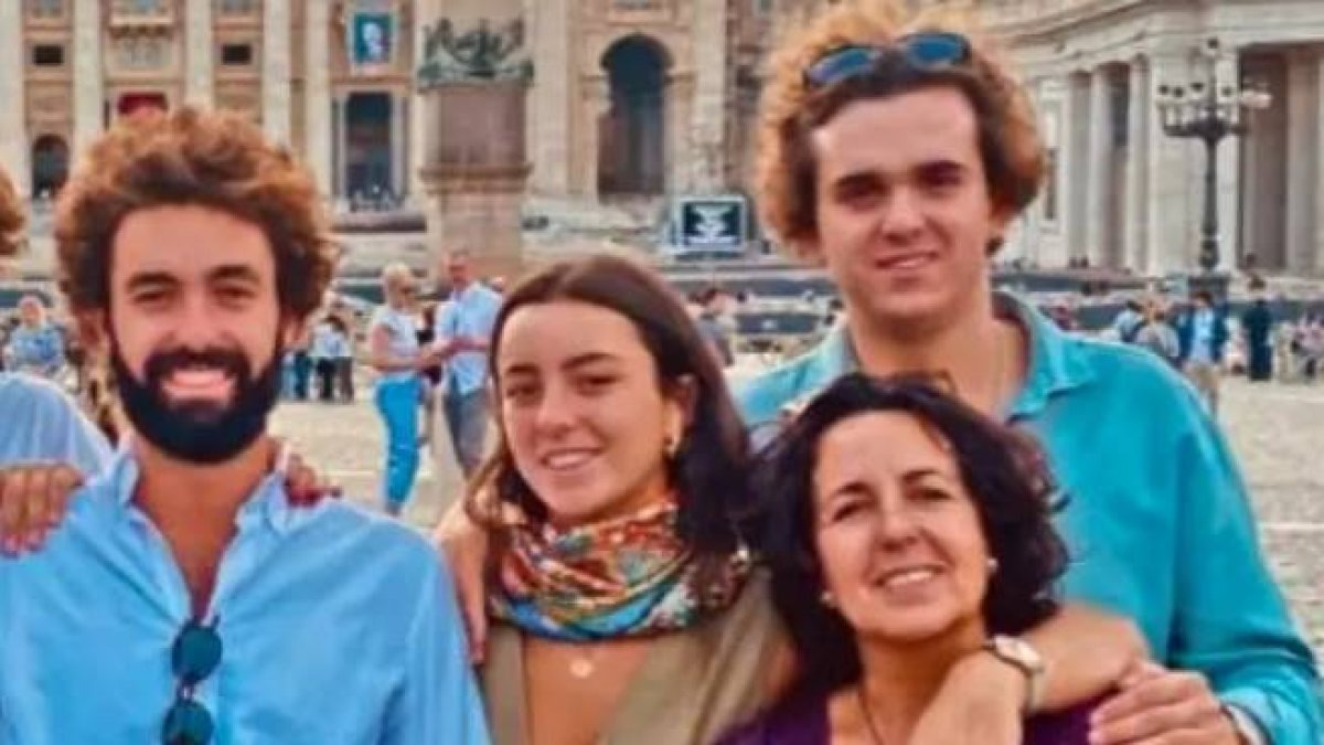 Diego, en el centro de la foto, y Álex, a la derecha, en una foto familiar en Roma.