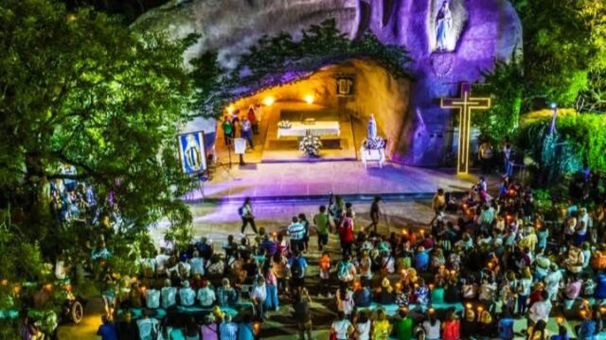 Una de las centenares de réplicas del santuario de Lourdes repartidas por todo el mundo se encuentra en Tucumán, Argentina: los fieles y peregrinos relatan los milagros ocurridos.