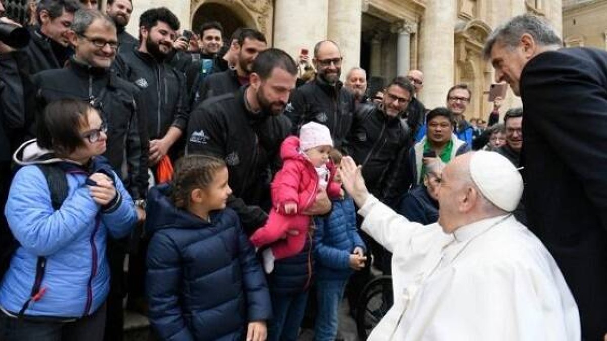 El Papa Francisco saluda a unos niños durante su audiencia y catequesis del miércoles