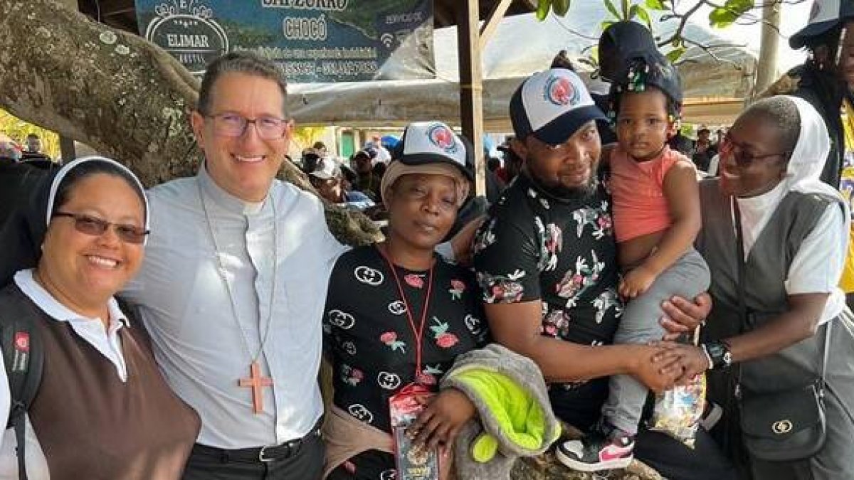 Obispos colombianos y venezolanos visitan a los migrantes en Necoclí y pìden acción de las autoridades