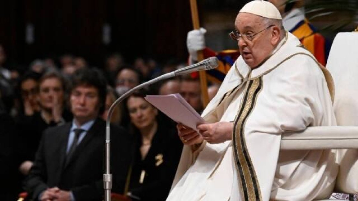 Francisco, durante la canonización de Mama Antula, con el presidente de Argentina Javier Milei presente en la ceremonia (en la foto, a su izquierda).