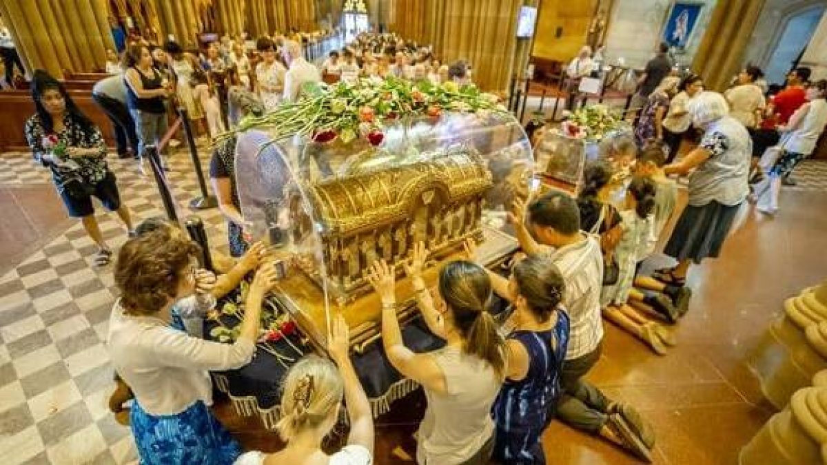 Devotos rezan con las reliquias de Santa Teresita en Sídney, Australia, en febrero de 2020... foto de Giovanni Portelli