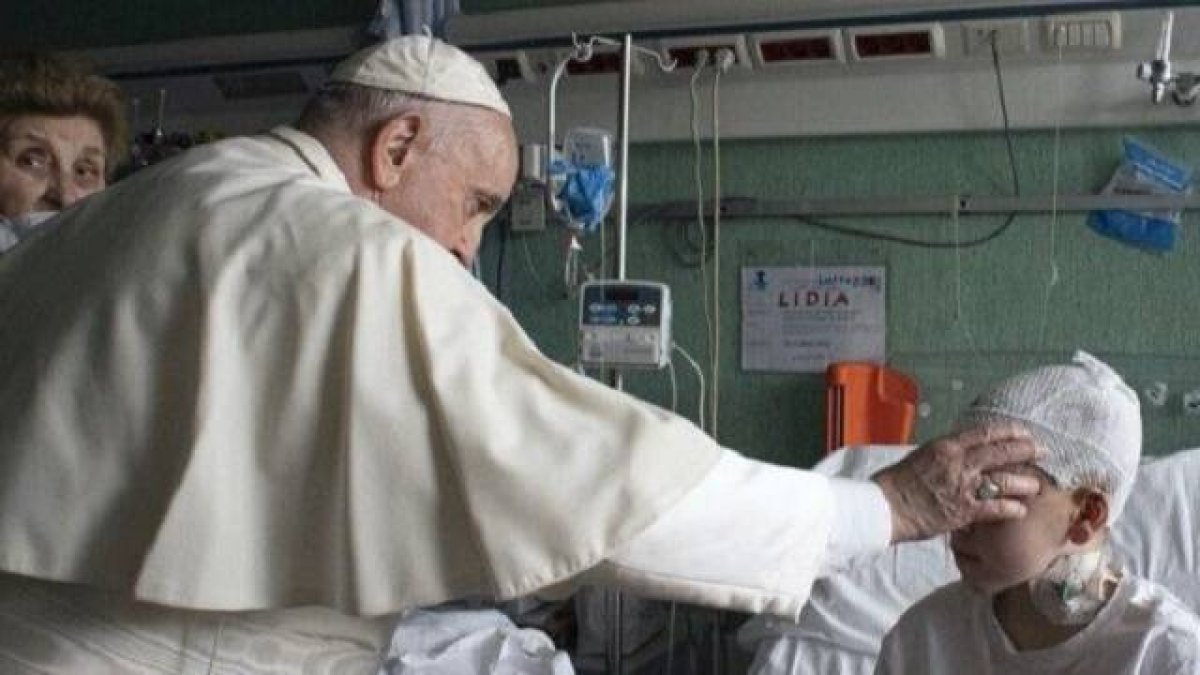 Francisco en una foto de marzo visitando niños ucranianos heridos en la guerra en el hospital Bambino Gesù de Roma