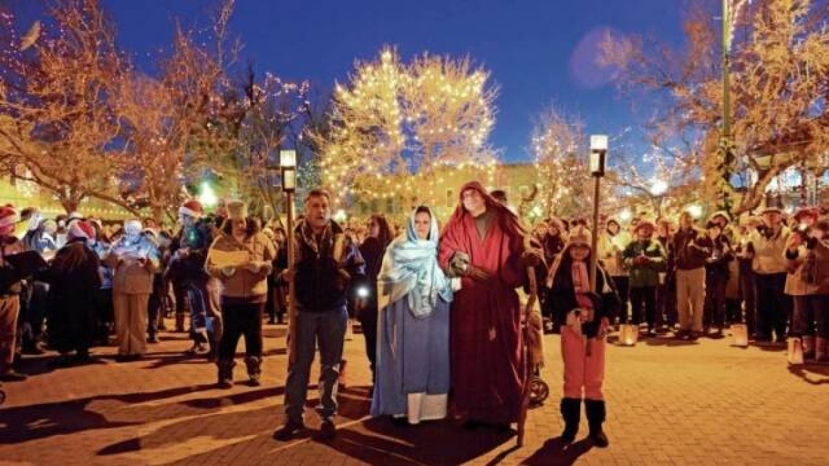 `Las Posadas´ es una de las celebraciones más conocidas del Adviento en Hispanoamérica, en la que jóvenes y niños recorren las calles pidiendo ser acogidos en las casas, en recuerdo a la travesía de María y José buscando refugio.