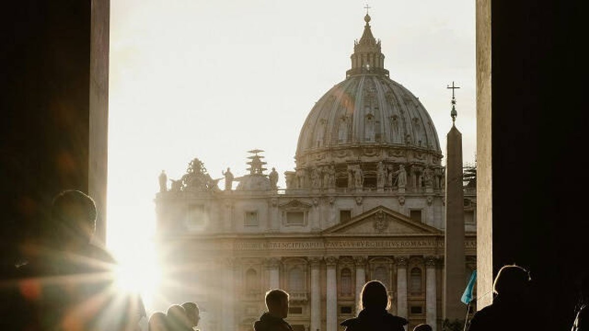 Los edificios vaticanos y la gente, dos aspectos de la Iglesia - foto de Josh Applegate para Unsplash