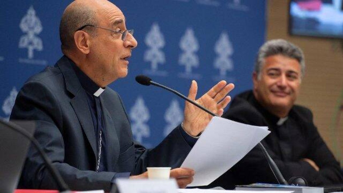 Este é um imbecil com varandas para a rua