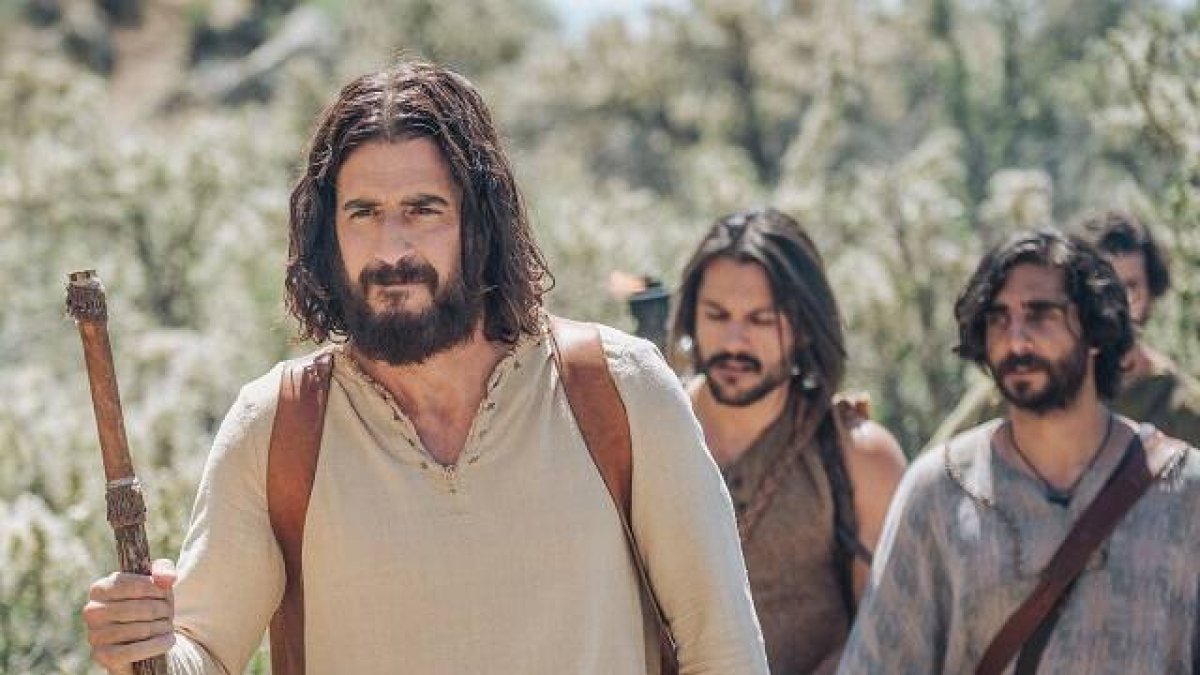 Jesús, interpretado por Roumie, y sus elegidos, los apóstoles, en la cuarta temporada de The Chosen