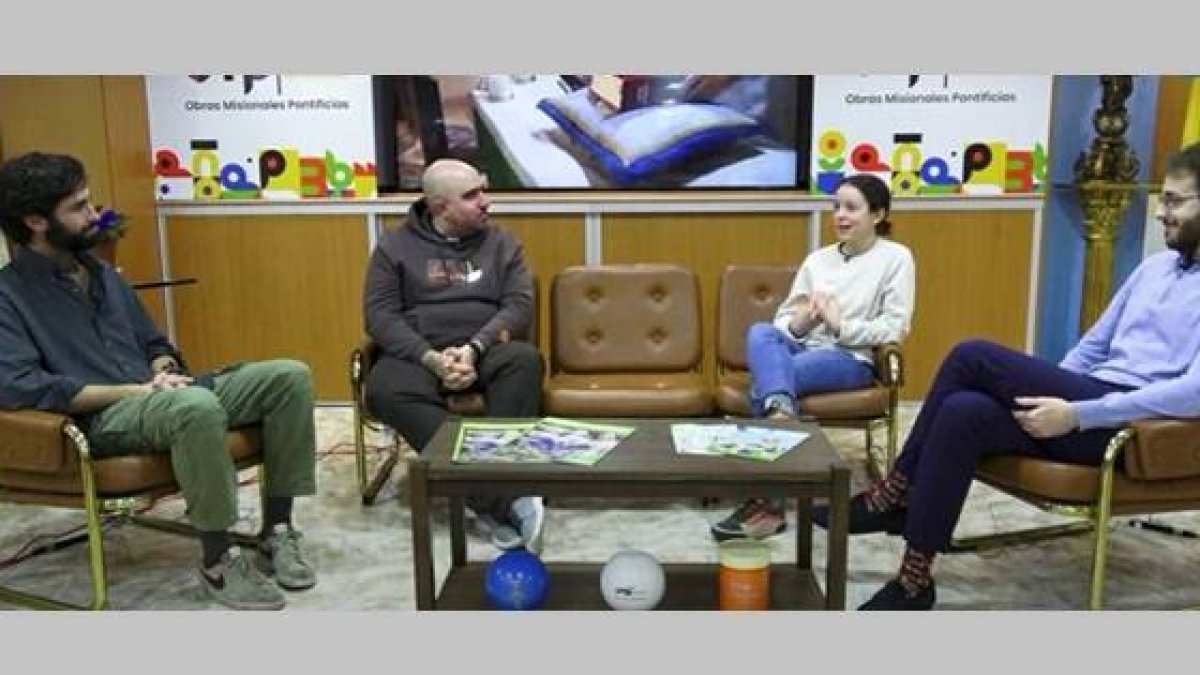 El sacerdote Fran Pinilla en la tertulia Supergesto habla de la vocación en general y la misionera en concreto