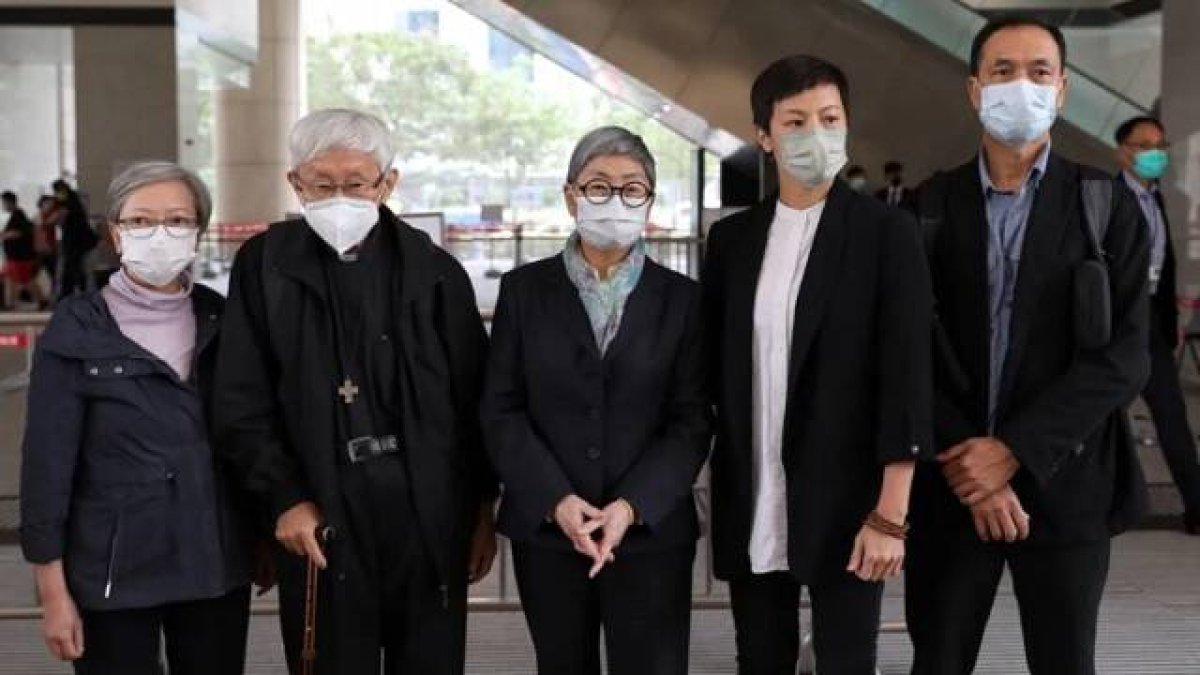 El cardenal Zen, de 90 años, y compañeros del fondo que ayudaba a manifestantes pro-democracia, multados con 492 euros... una pena leve