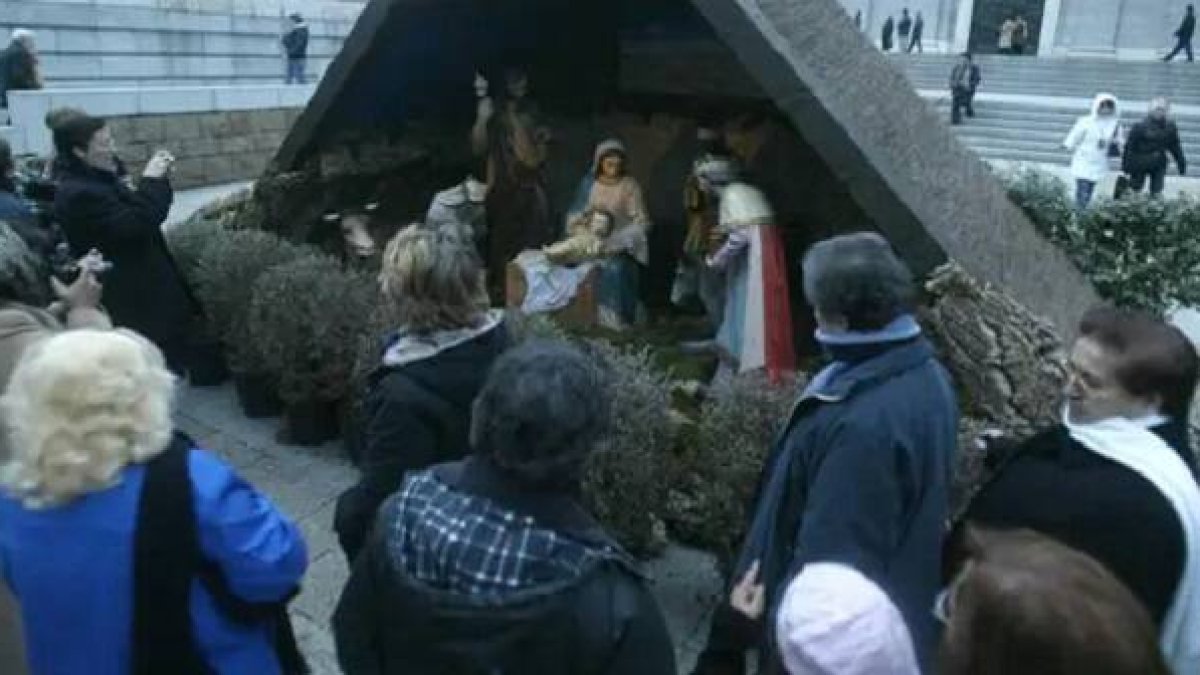Un belén en la calle ante la catedral de la Almudena en Madrid hace visible a la Sagrada Familia a los viandantes