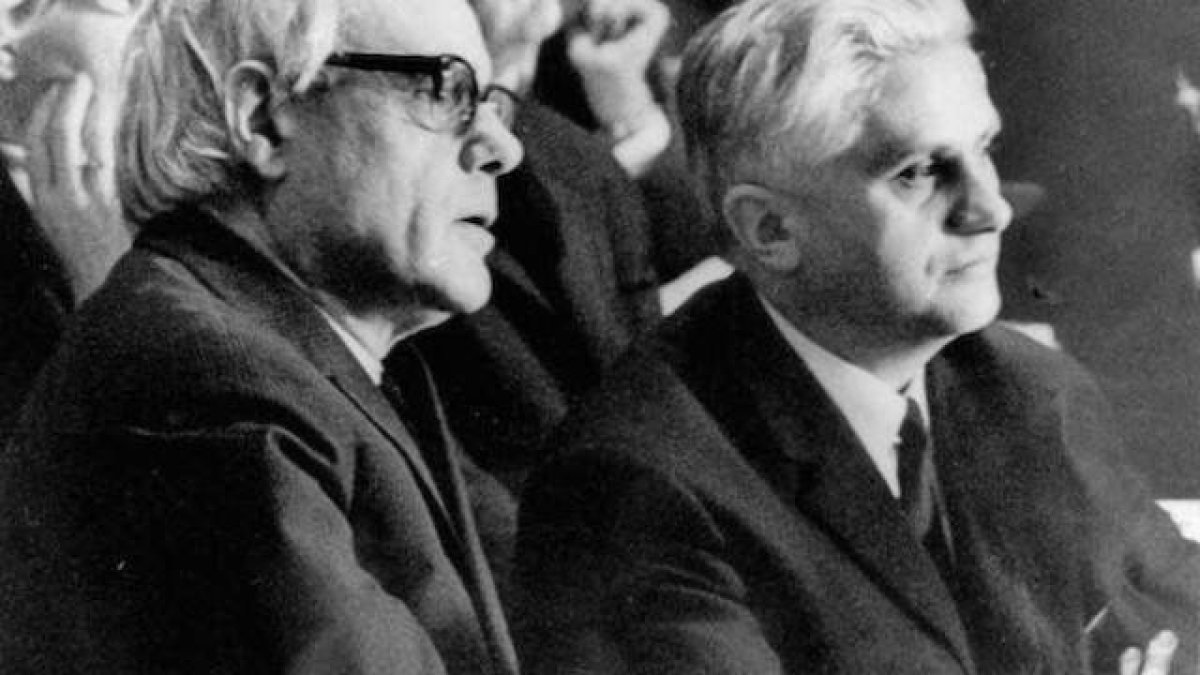 Joseph Ratzinger mantuvo buena relación con teólogos como Karl Rahner (en la foto, a su derecha), aunque no siguió la deriva de varios de ellos hacia una clara heterodoxia.
