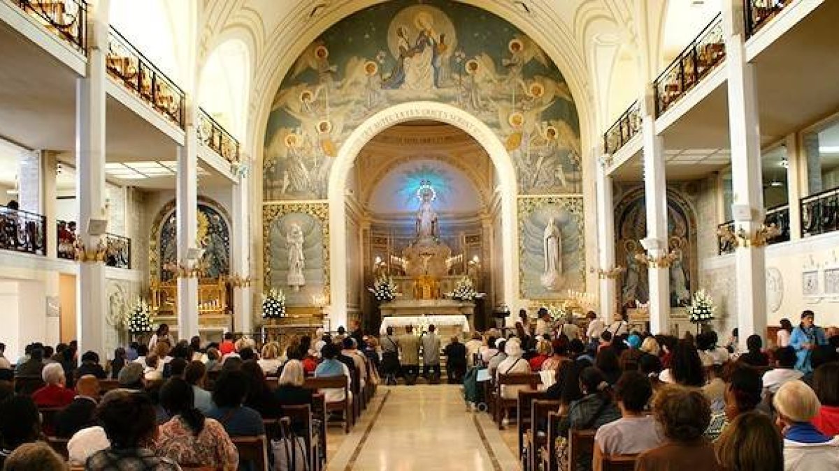 Oración en el santuario de la Medalla Milagrosa en la Rue du Bac de París.
