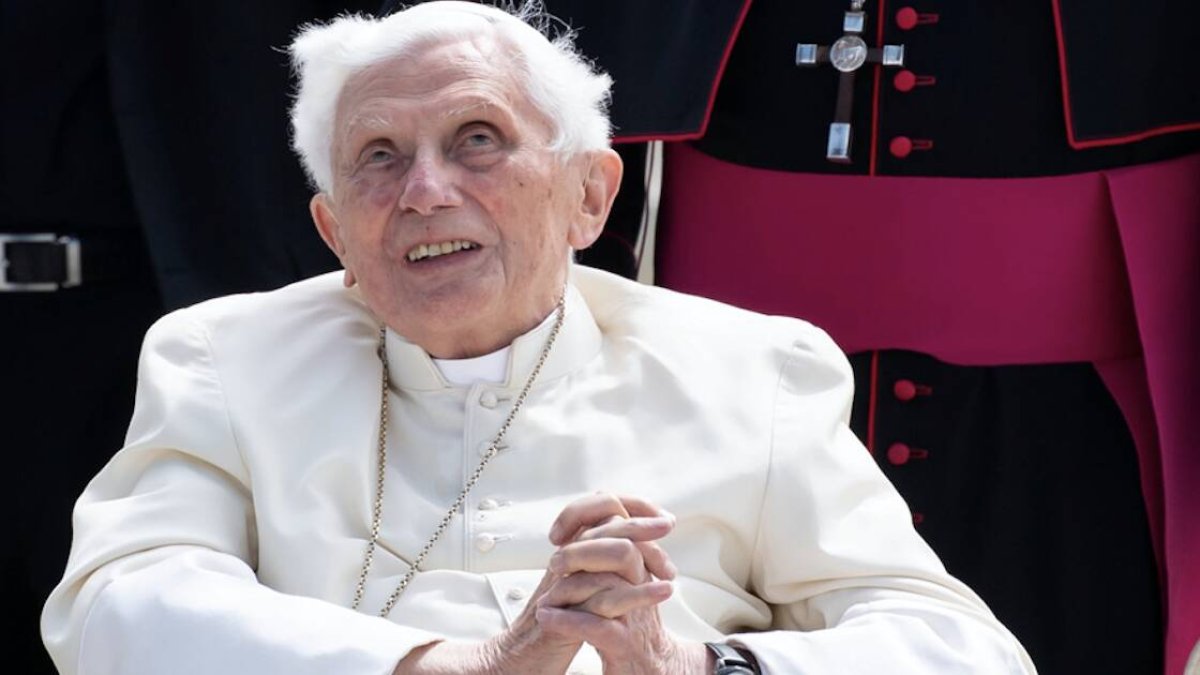 El Papa Francisco pudo visitarlo recientemente y despedirse de él. Ha muerto acompañado por su secretario personal, Georg Gänswein, los doctores y las religiosas que lo cuidaban.