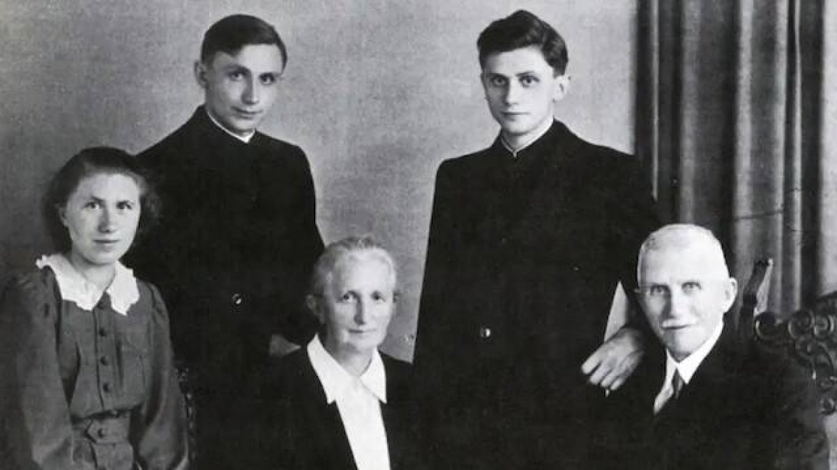 El joven estudiante Joseph Ratzinger, junto con su familia.