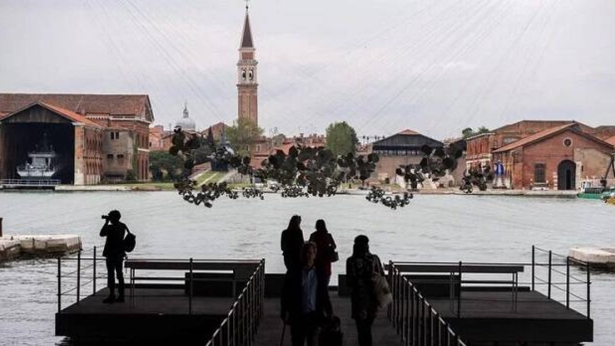 Un montaje en la Bienal de Venecia, fotografiado por Marton Monus en Efe