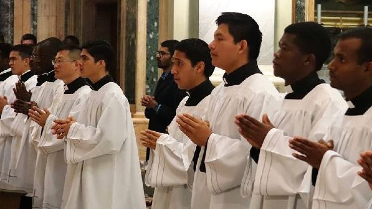 Estudiantes novicios y seminaristas en Roma y Pamplona de la Fundación CARF, de muchos países distintos