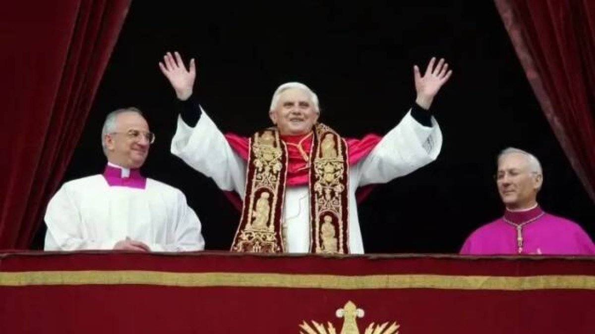 El cardenal Ratzinger, recién elegido Papa el 19 de abril de 2005.