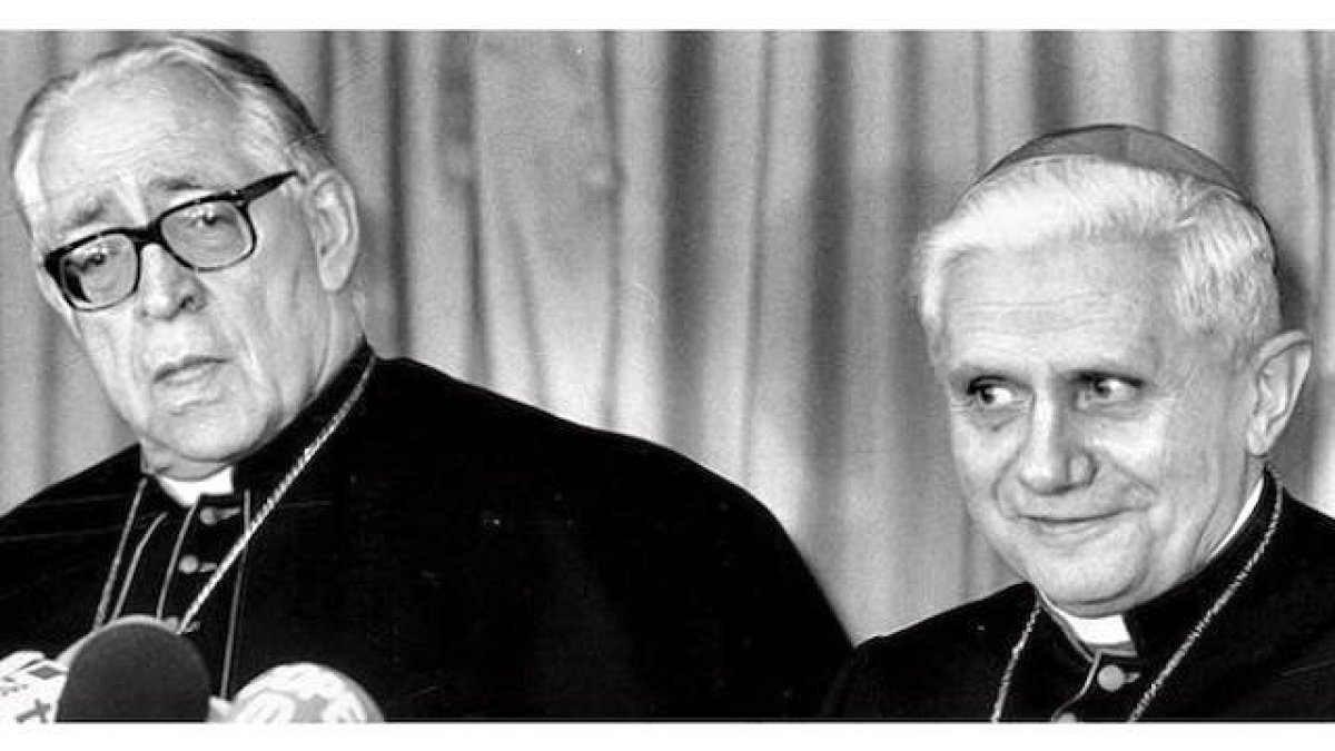 Dos grandes figuras de la Iglesia universal, los cardenales Joseph Ratzinger (1927-2022) y Marcelo González Martín (1918-2004), arzobispo de Toledo, en un encuentro en España antes de la elevación al pontificado del futuro Benedicto XVI.