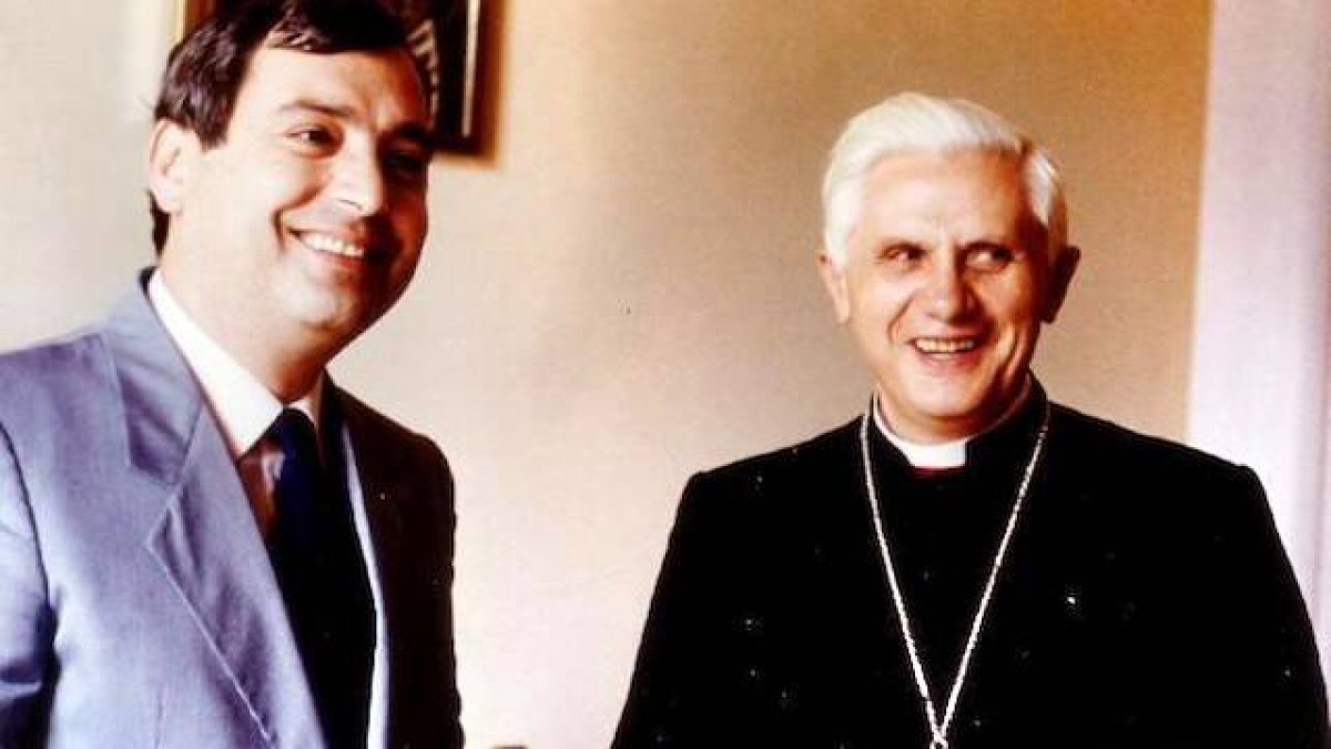 El cardenal Joseph Ratzinger junto a Vittorio Messori, en la época del «Informe sobre la fe».