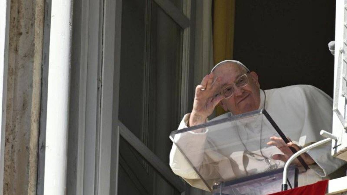 Francisco saluda a los fieles congregados en la Plaza de San Pedro para el Ángelus. Foto: Vatican Media.
