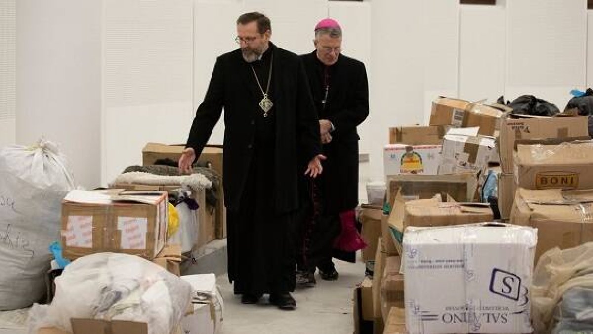 El arzobispo grecocatólico Shevchuk muestra al arzobispo Broglio de EEUU almacenes de ayuda en la catedral de Kiev