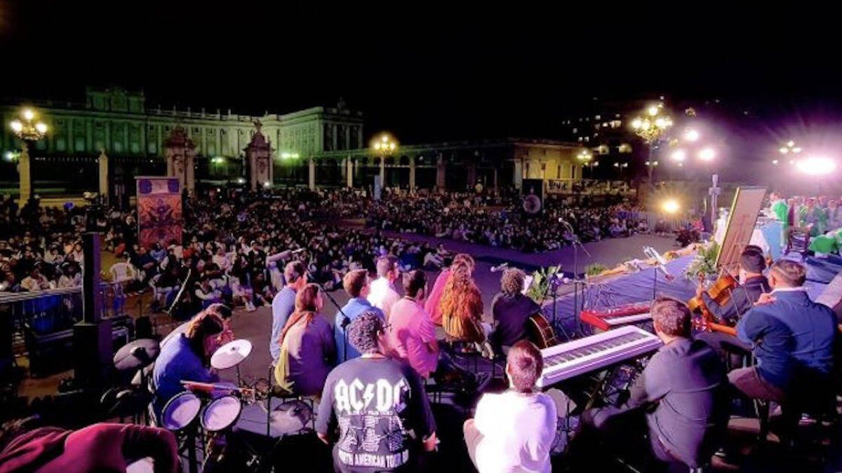 Tras la Eucaristía, presidida por el cardenal arzobispo de Madrid, José Cobo, se vivió la Hope Night, organizada por la DELEJU. Con la música de Hakuna, Paola Pablo, Jaqui Li, Joan Sanchez y Luispo.