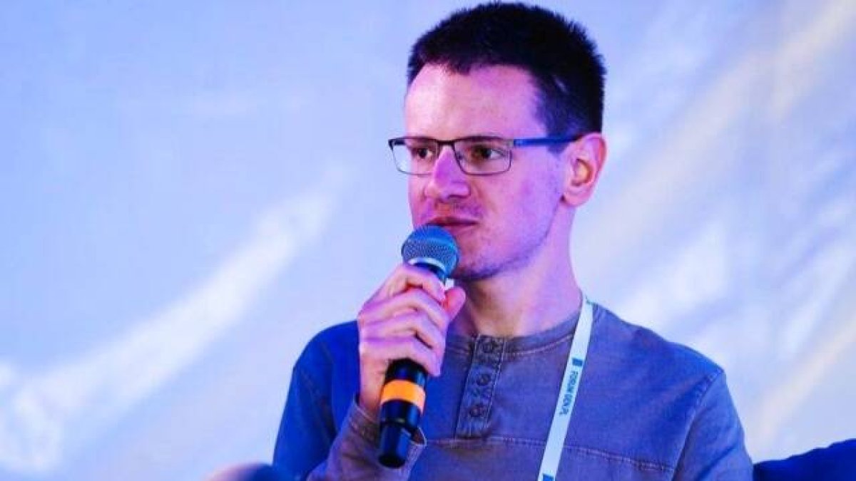 Actualmente Lukasz Sakowski es licenciado en biología, bloguero especializado en ciencia y cofundador de la Marcha Polaca por la Ciencia.