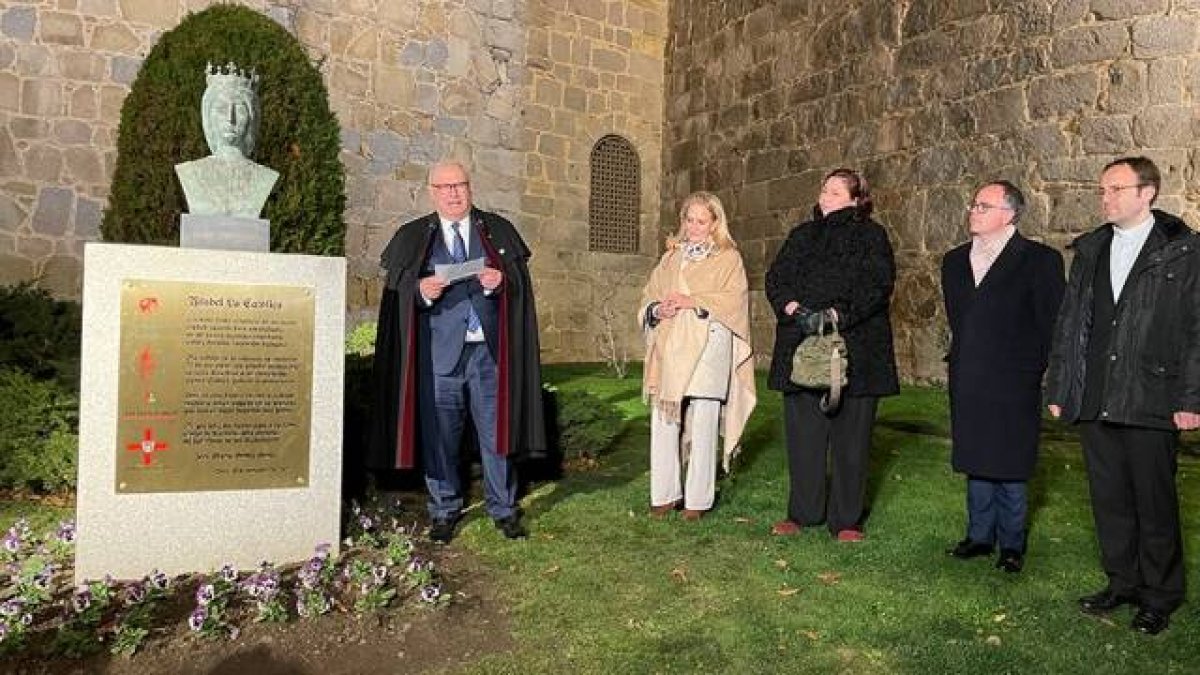 Autoridades y personalidades convocantes de la Jornada Académica sobre Isabel la Católica de la UCAV inauguraron el pasado 26 de noviembre, 518 aniversario de su fallecimiento, una placa conmemorativa en su recuerdo.