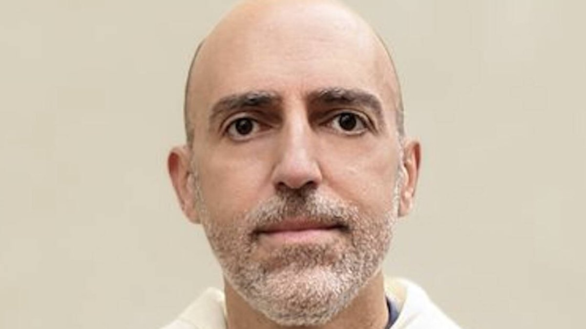 Gómez ha sido hasta ahora director de O_LUMEN., espacio para el arte y las palabras (desde 2021) y director del departamento de Migraciones de la CEE (desde 2021).