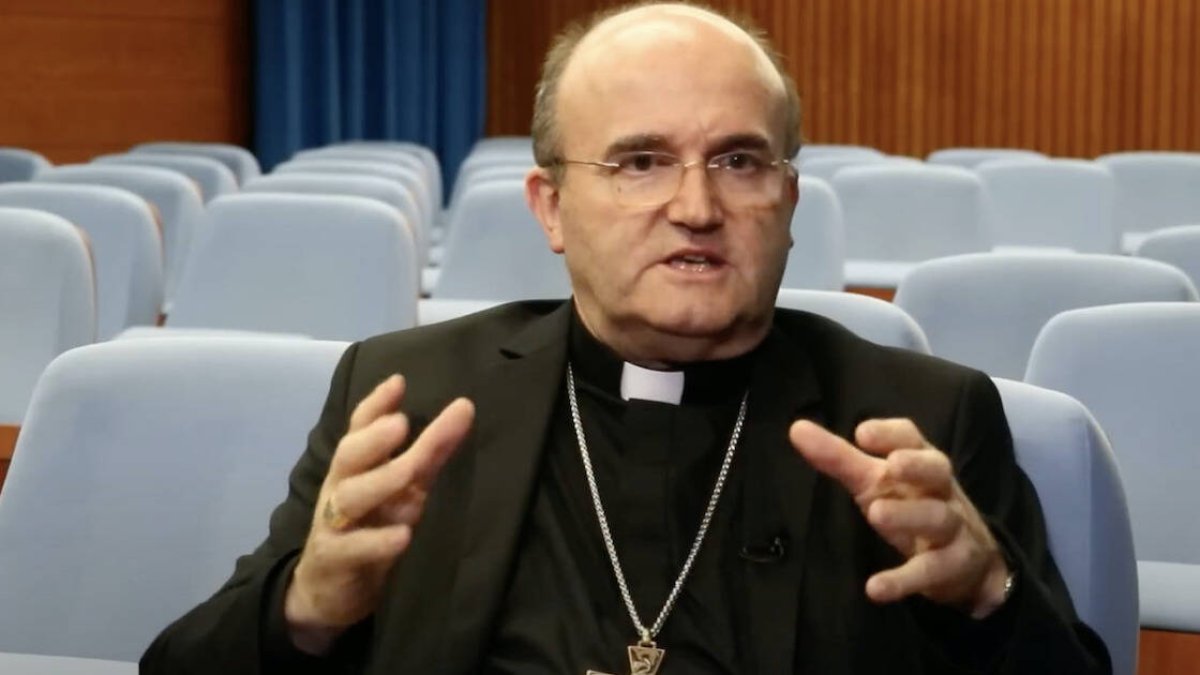 El obispo Munilla, de Orihuela-Alicante, charla con Creo TV sobre temas como las redes sociales, los jóvenes o el suicidio.