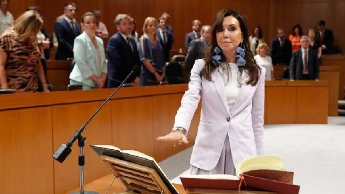 Marta Fernández, de Vox, al jurar en junio como presidenta de las Cortes de Aragón
