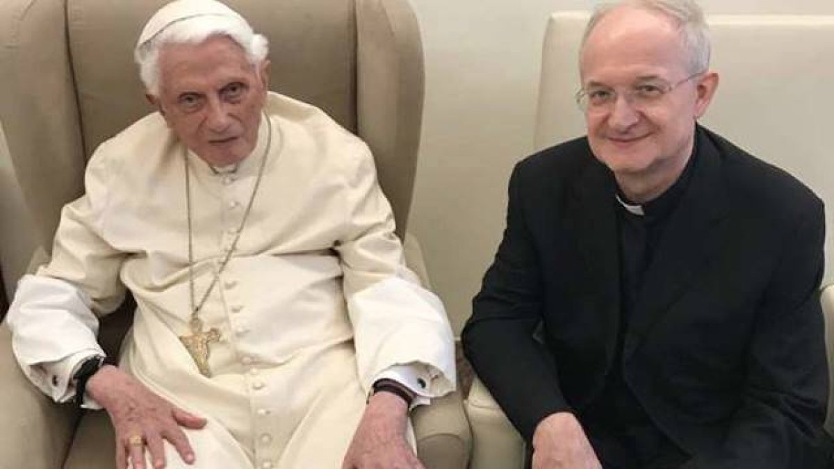 Benedicto XVI junto con Livio Melina, ex presidente durante diez años del Pontificio Instituto Juan Pablo II y editor de este texto inédito.