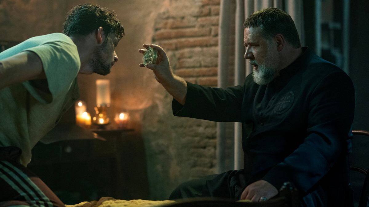 `Todos y cada uno de nosotros hemos sido reclutados para esta guerra espiritual´, alienta el exorcista y teólogo. En la imagen, Russell Crowe en 'El exorcista del Papa' (2023) de Julius Avery.