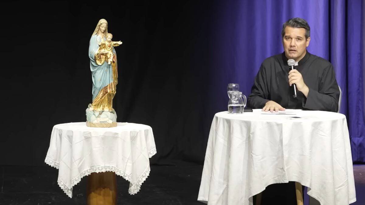 El padre Javier Olivera Ravasi, durante la conferencia que pronunció recientemente en Uruguay sobre la orwelliana dictadura del pensamiento que vive el mundo actualmente.