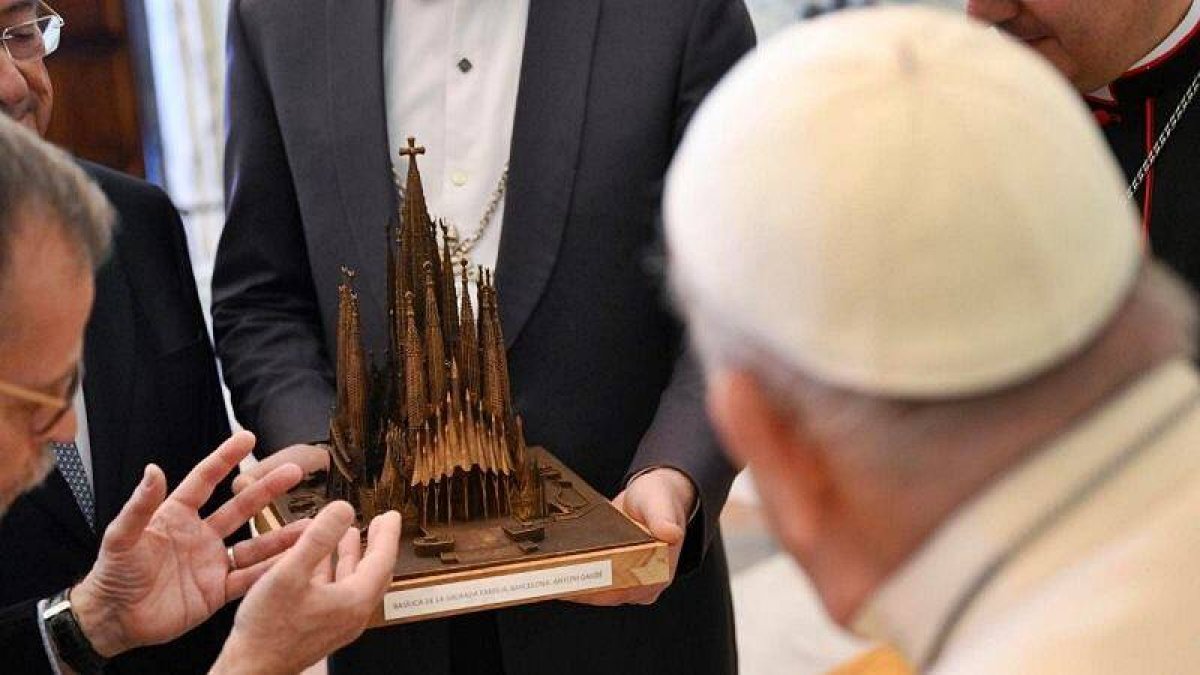 El arquitecto director de la Sagrada Familia, Jordi Faulí, explica al Papa los avances en la culminación del templo. Foto: Vatican Media.